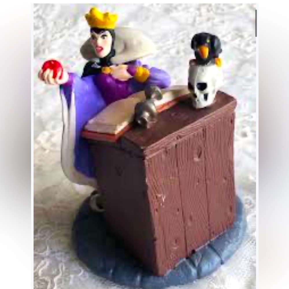 Disney Classic Vintage Snow White and seven dwarfs evil queen 4” figurine